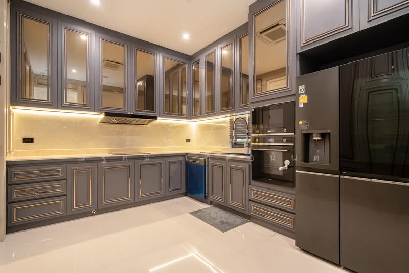The Grand Pinklao, Bangkok, 594 Borommaratchachonnani Road, Sala Thammasop, Thawi Watthana, Bangkok, 4 Bedrooms, 671 sqm, Single Detached House For Sale, by ณัฐคม เกิดอนันต์, 500284266 - ห้องครัว The Grand ปิ่นเกล้า - DDproperty.com