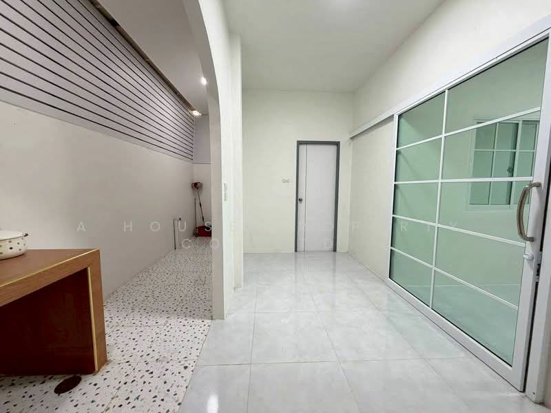 Newly renovated townhouses for sale near Bueng Worakit Market, Sriracha., Chon Buri (Pattaya), Bueng, Si Racha, Chon Buri (Pattaya), 2 Bedrooms, 92 sqm, Townhouse For Sale, by A House Property Co.,Ltd., 500284430 - DDproperty.com