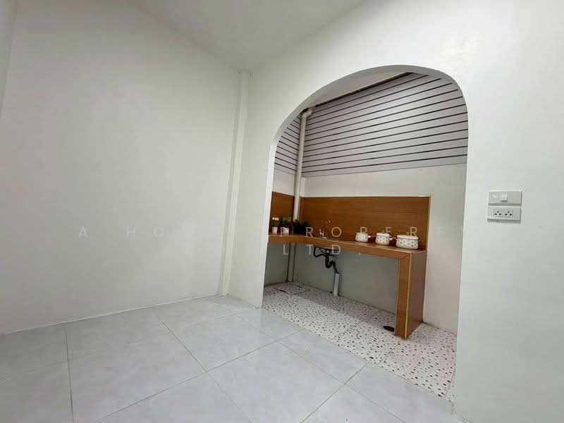 Newly renovated townhouses for sale near Bueng Worakit Market, Sriracha., Chon Buri (Pattaya), Bueng, Si Racha, Chon Buri (Pattaya), 2 Bedrooms, 92 sqm, Townhouse For Sale, by A House Property Co.,Ltd., 500284430 - DDproperty.com
