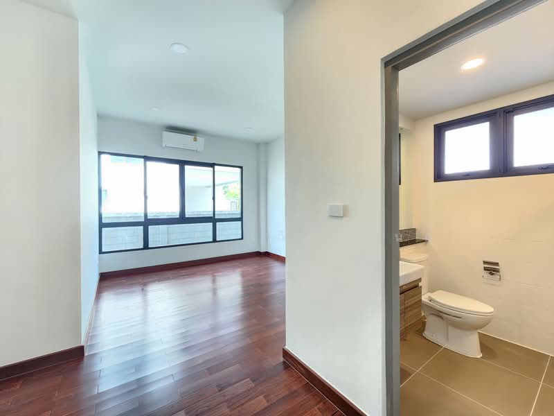 The City Pinklao-Borom 2, Bangkok, Phutthamonthon Sai 1, Bang Ra Mat, Taling Chan, Bangkok, 4 Bedrooms, 388 sqm, Single Detached House For Sale, by ณัฐคม เกิดอนันต์, 500284432 - ห้องนอนชั้น 1 The City ปิ่นเกล้า-บรมฯ2 - DDproperty.com