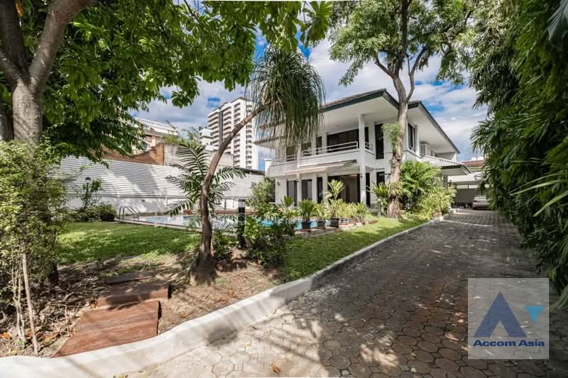 For Rent - Modern house with private pool and lush garden, airy space Sukhumvit, Bangkok
