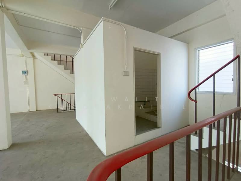 Bargain! 3.5-story, 2-unit commercial building with rooftop for sale in Pathumporn Village., Pathum Thani, Bang Luang, Muang Pathum Thani, Pathum Thani, , 450 sqm, Shophouse For Sale, by CHAWALIT KONGSAKPAIBUL, 500285260 - DDproperty.com
