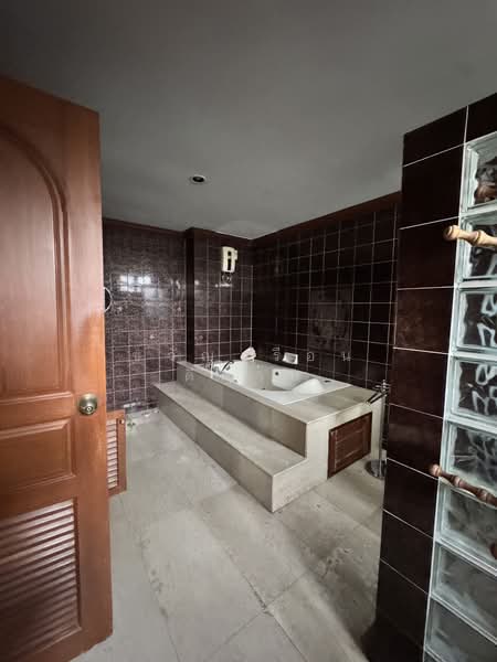 ทาวน์โฮมสุขุมวิท39, Bangkok, Khlong Tan Nua, Watthana, Bangkok, 8 Bedrooms, 800 sqm, Townhouse For Rent, by ขวัญเรือน ดีนาน, 500285310 - DDproperty.com