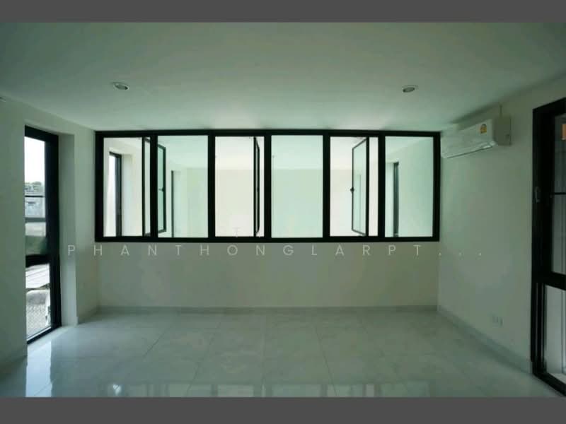 For Rent - Ratchada's new 4-storey Ratchada 32-storey home office near Ratchada Ladprao Subway., Bangkok
