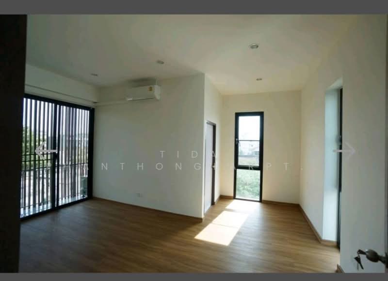 For Rent - Ratchada's new 4-storey Ratchada 32-storey home office near Ratchada Ladprao Subway., Bangkok