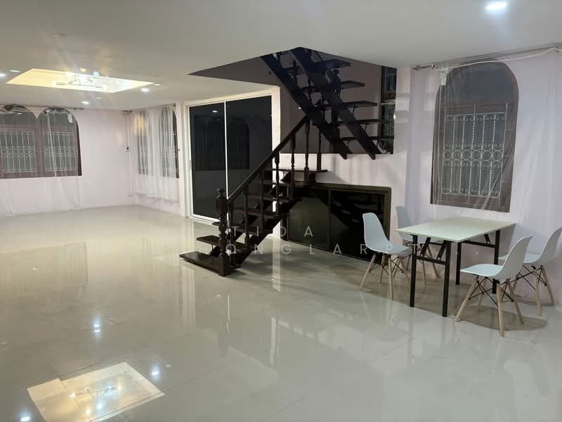 ให้เช่า - ให้เช่าออฟฟิศ ลาดพร้าว 101 (Lat Phrao 101) 124 ตร.วา. 250 ตร.ม., กรุงเทพ