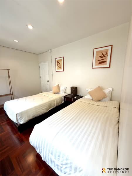 Town House Phrakanong, Bangkok, Phra Kanong Nua, Watthana, Bangkok, 5 Bedrooms, 400 sqm, Townhouse For Rent, by Nicha Peerakittikul, 500286482 - DDproperty.com