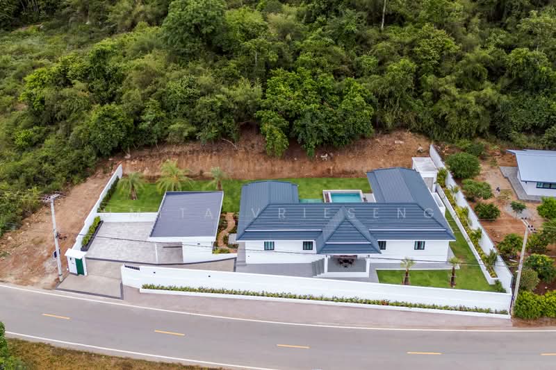 Modern Luxury Pool Villa for Sale in Hua Hin – Private Mountain View Villa Near Banyan Golf, Prachuap Khiri Khan, Thap Tai, Hua Hin, Prachuap Khiri Khan, 3 Bedrooms, 320 sqm, Single Detached House For Sale, by Sumita Vriesenga, 500286502 - DDproperty.com