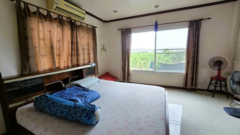 For Sale — Townhouse / Semi-detached, 71 Sq.Wah, Hansa Village Phetkasem 81, near MRT, Bangkok, Nong Kang Plu, Nong Khaem, Bangkok, 5 Bedrooms, 200 sqm, Townhouse For Sale, by คุณจี, 500286975 - DDproperty.com