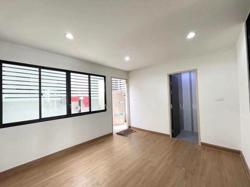 Bless Town Sukhumvit 50, Bangkok, Sukhumvit 50 Road, Phra Kanong, Khlong Toei, Bangkok, 3 Bedrooms, 240 sqm, Townhouse For Sale, by Jutarat Jitmun, 500287068 - DDproperty.com