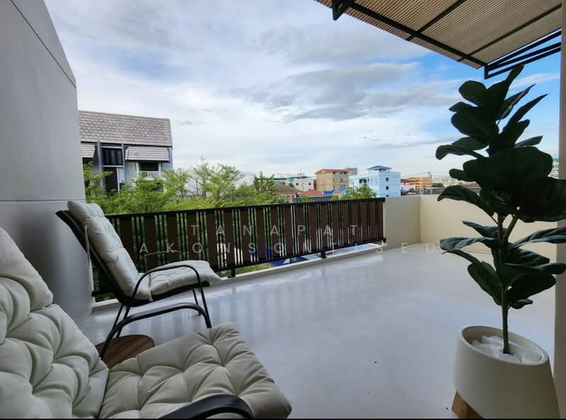 Areeya Mandarina Sukhumvit 77, Bangkok, Sukhumvit 77 Road (On Nut), Suan Luang, Suan Luang, Bangkok, 4 Bedrooms, 380 sqm, Townhouse For Rent, by Tanapat Sakonsontised, 500288064 - DDproperty.com