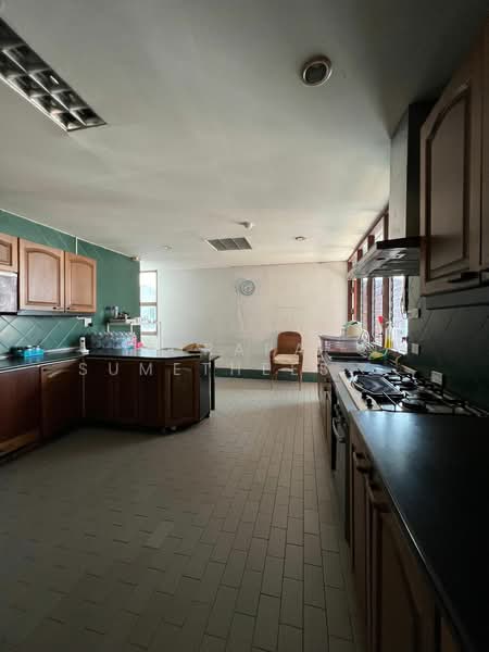 Oriental Towers, Bangkok, 25 Soi Ekkamai 12, Ekkamai Road, Khlong Tan Nua, Watthana, Bangkok, 4 Bedrooms, 475 sqm, Condo For Sale, by Orapa Sumetheesirisakul, 500288704 - DDproperty.com