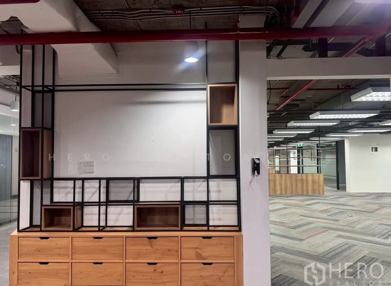 ให้เช่า - For Rent Office Space 612 sqm near BTS Asok & MRT Sukhumvit HRE00680, กรุงเทพ