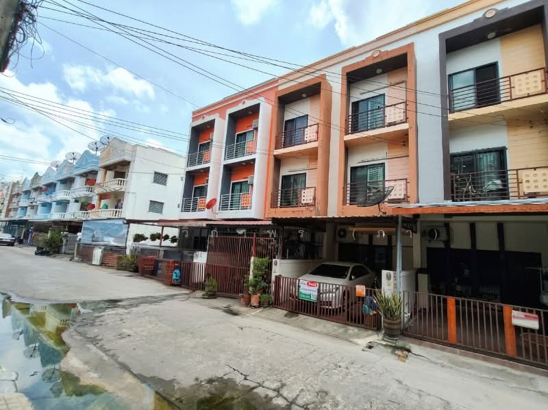 ทาวน์เฮ้าส์ 3 ชั้น หมู่บ้านไพโรจน์ โครงการ 5 บางนา ทำเลดี ราคาถูก, Bangkok, บางนา-ตราด, Bang Na Nuea, Bang Na, Bangkok, 4 Bedrooms, 180 sqm, Townhouse For Sale, by คุณ วิภาพร (ภา), 500289132 - DDproperty.com
