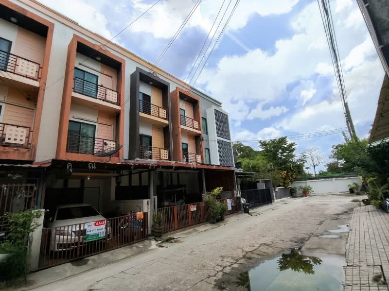 ทาวน์เฮ้าส์ 3 ชั้น หมู่บ้านไพโรจน์ โครงการ 5 บางนา ทำเลดี ราคาถูก, Bangkok, บางนา-ตราด, Bang Na Nuea, Bang Na, Bangkok, 4 Bedrooms, 180 sqm, Townhouse For Sale, by คุณ วิภาพร (ภา), 500289132 - DDproperty.com