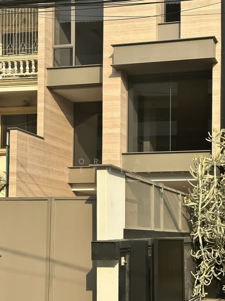 5-BR Townhouse, Bangkok, Phra Kanong Nua, Watthana, Bangkok, 5 Bedrooms, 188 sqm, Townhouse For Sale, by Orapa Sumetheesirisakul, 500289142 - DDproperty.com