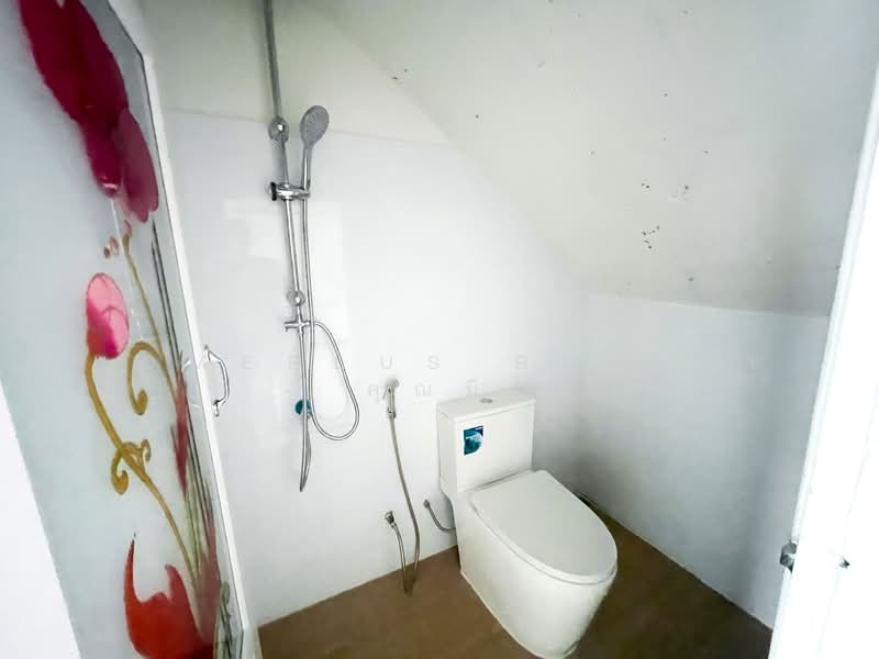 ขาย - ทาวน์โฮม 3.5 ชั้น รีโนเวทใหม่ ซอยร่มเกล้า 21 แยก 2 เขตลาดกระบัง, กรุงเทพ