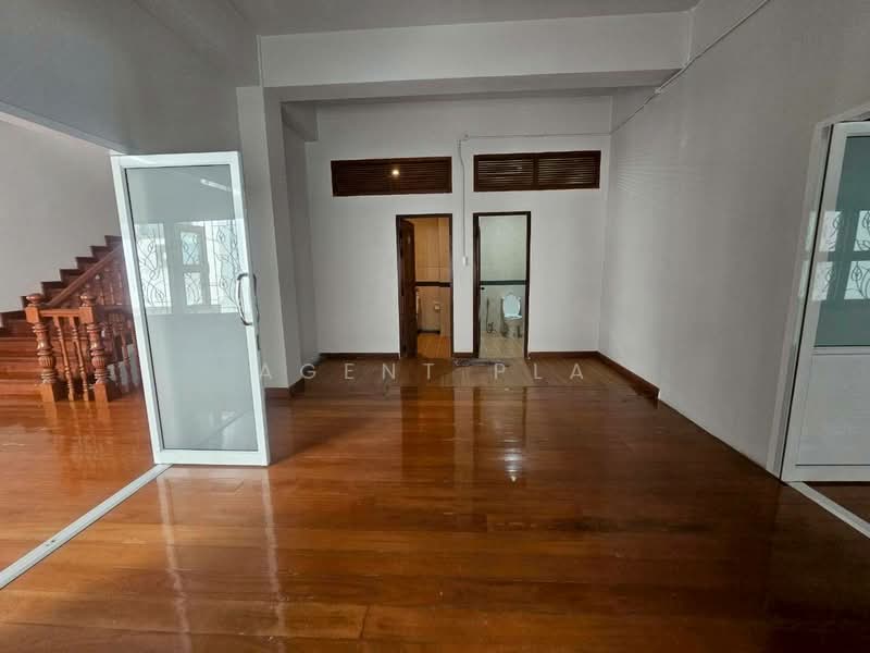 For Rent: 4-Storey Commercial Building (2 Connected Units) near BTS Si Nut (SPSP657), Bangkok, ศรีนครินทร์, Suan Luang, Bangkok, , 1,000 sqm, Shophouse For Rent, by Agent Pla, 500289427 - DDproperty.com