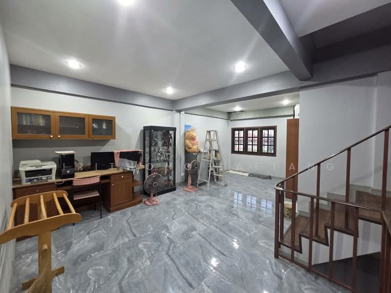 ขาย - อาคารพาณิชย์ 3.5 ชั้น หน้ากว้าง 5.15 เมตร รีโนเวทใหม่ ซอยบางกร่าง 26 ถนนบางกรวย-ไทรน้อย เมืองนนทบุรี, นนทบุรี