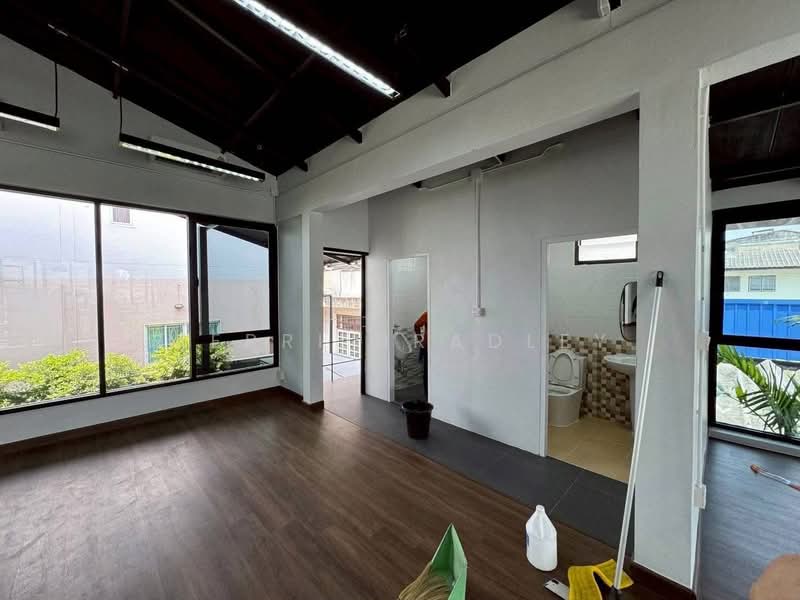 Office Building for Rent in a Prime Location – Sutthisan–Lat Phrao Area, Bangkok, Huai Khwang, Huai Khwang, Bangkok, , 520 sqm, Office Space For Rent, by Merri Bradley, 500289707 - DDproperty.com