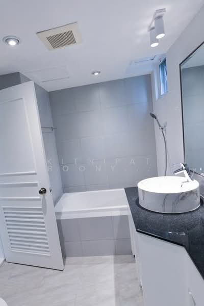 President Park Sukhumvit 24, Bangkok, 99 Sukhumvit 24 Alley, Khlongtoei Nua, Watthana, Bangkok, 3 Bedrooms, 260 sqm, Condo For Rent, by Kitnipat Boonyadhammakul, 500289821 - DDproperty.com