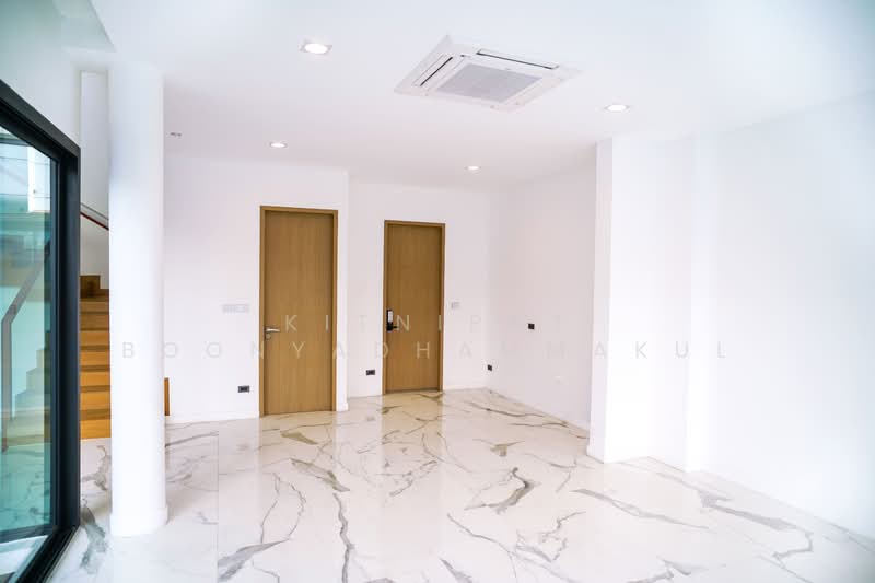 The Glamor Ekkamai – Praditmanutham, Bangkok, Soi Praditmanutham 8, Khlong Chaokhun Sing, Wang Thonglang, Bangkok, 3 Bedrooms, 450 sqm, Single Detached House For Sale, by Kitnipat Boonyadhammakul, 500290040 - DDproperty.com
