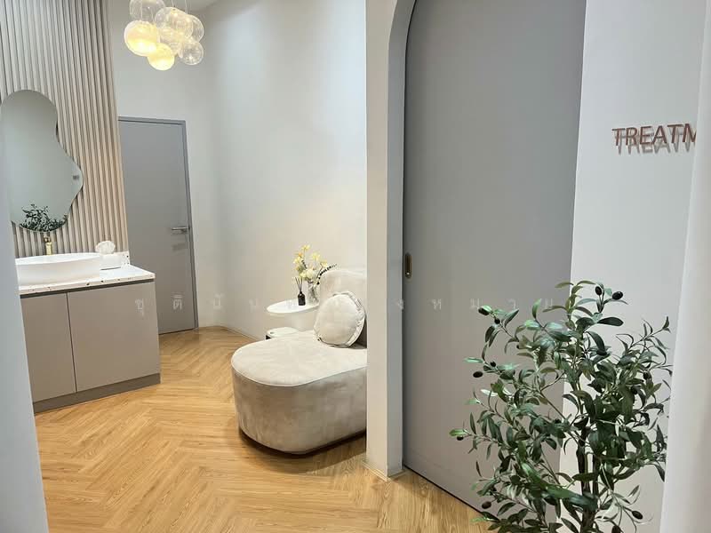 For Sale - Clinic for Takeover in Thonglor Main Road 5 Minutes Drive form BTS, Bangkok