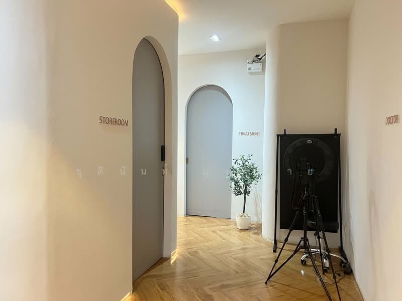 For Sale - Clinic for Takeover in Thonglor Main Road 5 Minutes Drive form BTS, Bangkok