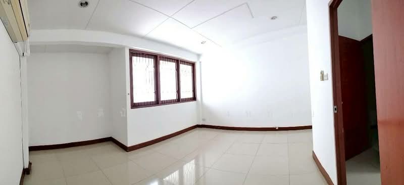 Town House of Rent in Thonglor Ideal for Clinic Office, กรุงเทพ, คลองตันเหนือ, วัฒนา, กรุงเทพ, 300 ตร.ม., พื้นที่ขายของ ให้เช่า, โดย ชุตินันท์ มุ่งหมาย, 500290970 - DDproperty.com
