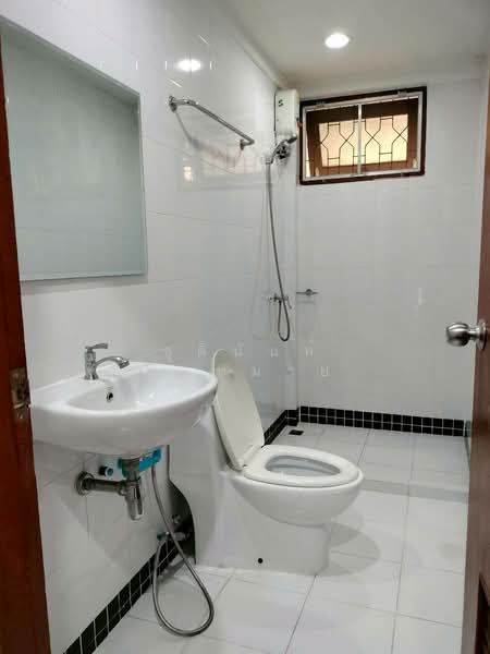Town House of Rent in Thonglor Ideal for Clinic Office, กรุงเทพ, คลองตันเหนือ, วัฒนา, กรุงเทพ, 300 ตร.ม., พื้นที่ขายของ ให้เช่า, โดย ชุตินันท์ มุ่งหมาย, 500290970 - DDproperty.com
