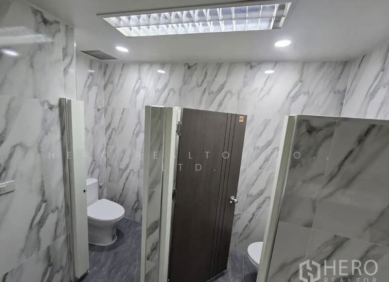 For Rent Office Space 358 sqm in Khlong Toei, Bangkok near BTS Asok & MRT Sukhumvit HRE00712, กรุงเทพ, คลองตัน, คลองเตย, กรุงเทพ, 358 ตร.ม., สำนักงาน ให้เช่า, โดย Hero Realtor Co., Ltd., 500291004 - DDproperty.com