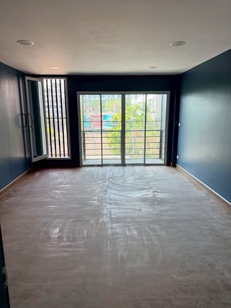 Commercial Building in Chiang Mai Business Park (CBP), Chiang Mai, Nong Pa Krang, Muang Chiang Mai, Chiang Mai, , 408 sqm, Shophouse For Rent, by The Positive ที่ดิน บ้าน คอนโด, 500291012 - DDproperty.com