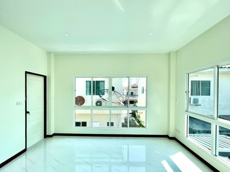บ้านรีโนเวท ถ.เลียบคลองสอง คลองสามวา ซาฟารีเวิล์ด, Bangkok, เลียบคลองสอง, Bang Chun, Khlong Sam Wa, Bangkok, 3 Bedrooms, 130 sqm, Single Detached House For Sale, by ปุณณภา นารานนทชัย, 500291049 - DDproperty.com