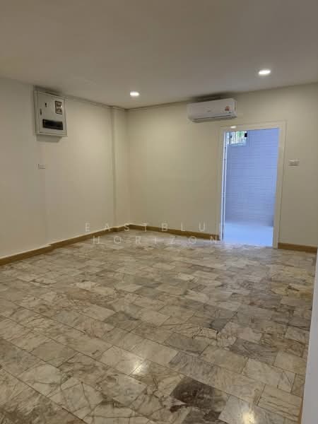 Townhouse Area BTS Saint Louis, Bangkok, Yan Nawa, Sathon, Bangkok, 4 Bedrooms, 280 sqm, Townhouse For Sale, by Eastblue Horizon, 500291768 - DDproperty.com