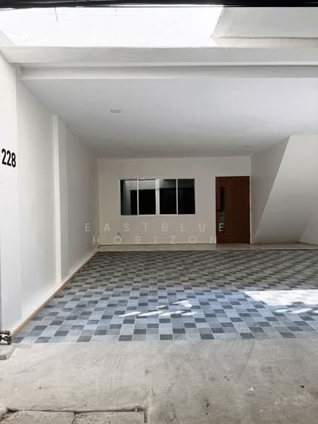 Townhouse Area BTS Saint Louis, กรุงเทพ, ยานนาวา, สาทร, กรุงเทพ, 280 ตร.ม., ทาวน์เฮ้าส์ ขาย, โดย Eastblue Horizon, 500291768 - DDproperty.com