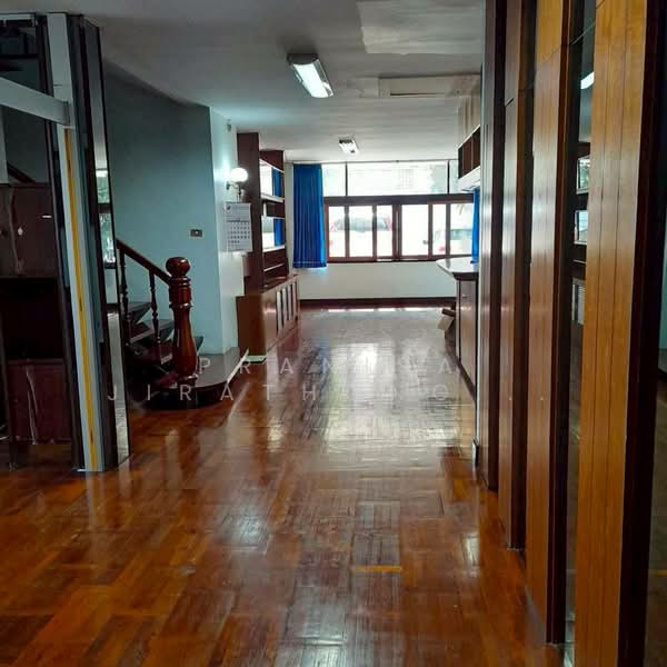 บ้านเดี่ยว 2 ชั้น ซอยสันติภาพ ถนนสุรวงศ์ #ใกล้สถานทูตรัสเซีย #ใกล้MRTสามย่าน, Bangkok, Si Phraya, Bang Rak, Bangkok, 3 Bedrooms, 700 sqm, Single Detached House For Rent, by Pranisa Jirathongpoon, 500292081 - DDproperty.com