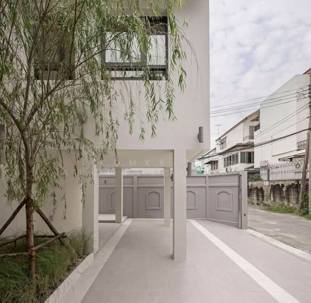 3-BR House, Bangkok, Phra Kanong Nua, Watthana, Bangkok, 3 Bedrooms, 300 sqm, Single Detached House For Rent, by Komkrit  Arunvessased , 500292096 - DDproperty.com