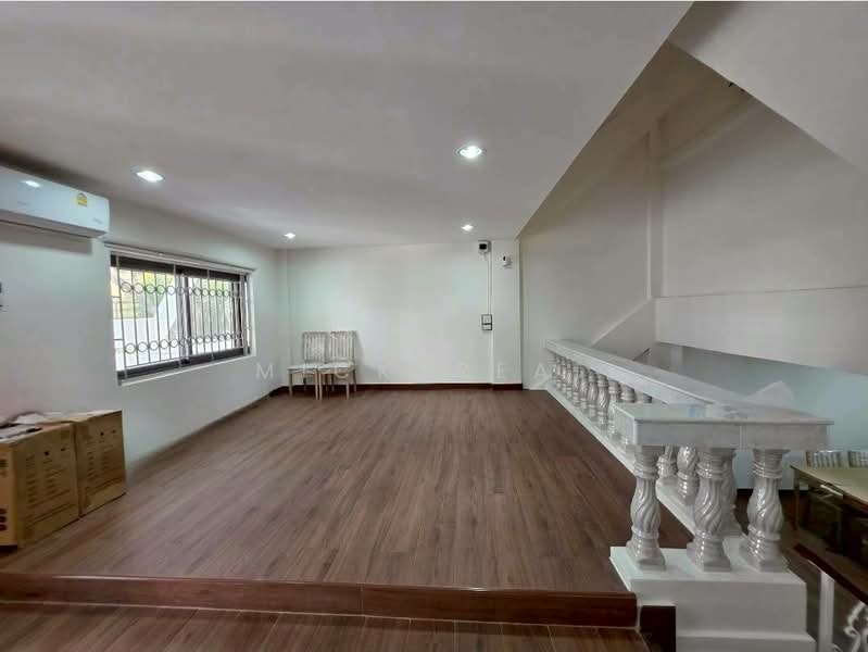 ให้เช่าทาวน์โฮม 4ชั้น รีโนเวทใหม่ ใจกลางสุขุมวิท, Bangkok, Khlong Tan Nua, Watthana, Bangkok, 4 Bedrooms, 300 sqm, Townhouse For Rent, by mickyreal, 500292178 - DDproperty.com