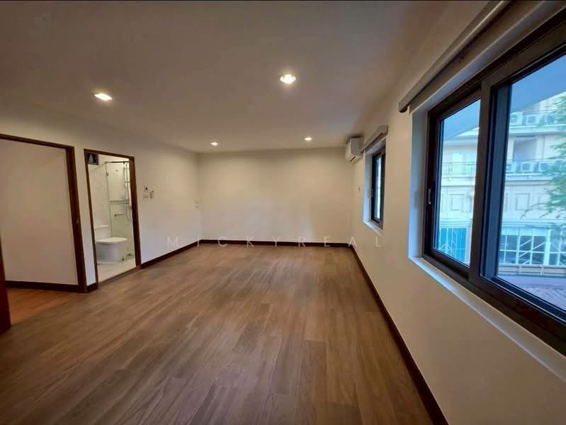 ให้เช่าทาวน์โฮม 4ชั้น รีโนเวทใหม่ ใจกลางสุขุมวิท, Bangkok, Khlong Tan Nua, Watthana, Bangkok, 4 Bedrooms, 300 sqm, Townhouse For Rent, by mickyreal, 500292178 - DDproperty.com