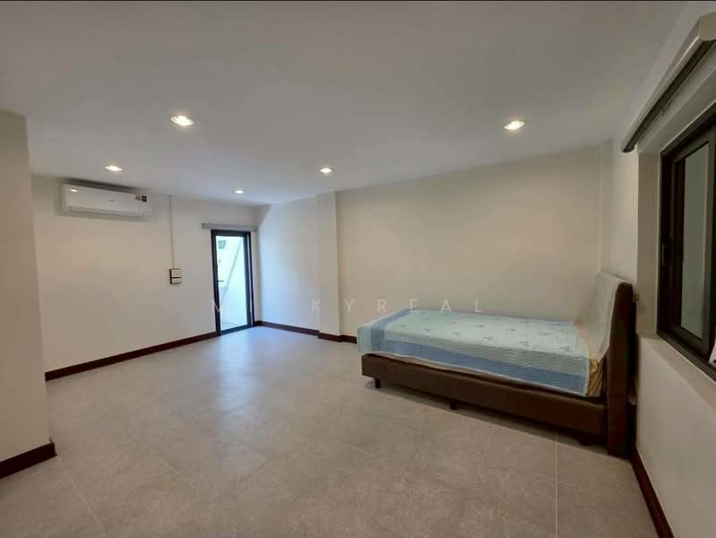 ให้เช่าทาวน์โฮม 4ชั้น รีโนเวทใหม่ ใจกลางสุขุมวิท, Bangkok, Khlong Tan Nua, Watthana, Bangkok, 4 Bedrooms, 300 sqm, Townhouse For Rent, by mickyreal, 500292178 - DDproperty.com
