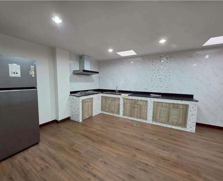 ให้เช่าทาวน์โฮม 4ชั้น รีโนเวทใหม่ ใจกลางสุขุมวิท, Bangkok, Khlong Tan Nua, Watthana, Bangkok, 4 Bedrooms, 300 sqm, Townhouse For Rent, by mickyreal, 500292178 - DDproperty.com