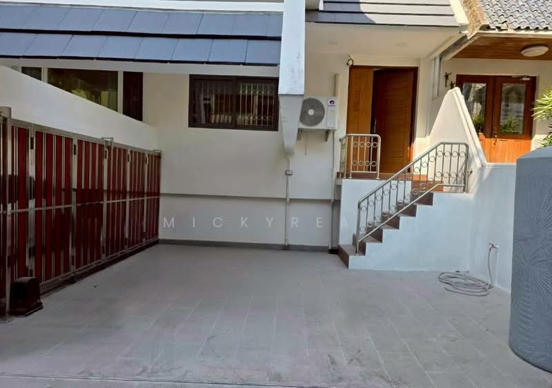 ให้เช่าทาวน์โฮม 4ชั้น รีโนเวทใหม่ ใจกลางสุขุมวิท, Bangkok, Khlong Tan Nua, Watthana, Bangkok, 4 Bedrooms, 300 sqm, Townhouse For Rent, by mickyreal, 500292178 - DDproperty.com