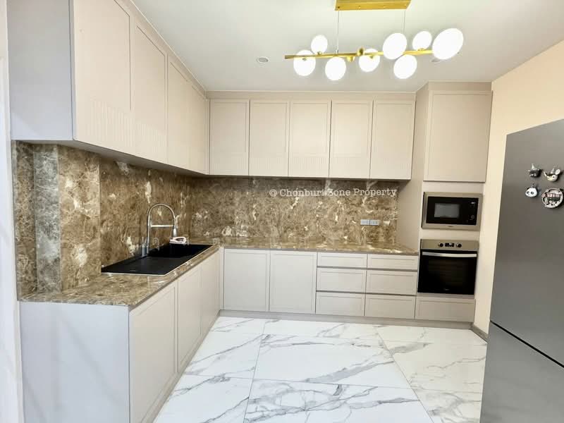 ให้เช่าบ้านใหม่สวยใจกลางศรีราชา ม.อีสวาน่า ศรีราชา, Chon Buri (Pattaya), Surasak, Si Racha, Chon Buri (Pattaya), 4 Bedrooms, 180 sqm, Semi-Detached House (Twin House) For Rent, by Dusit Saengfa, 500292987 - DDproperty.com