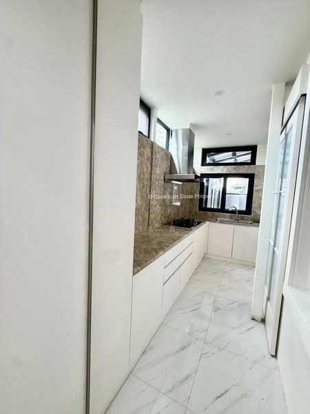 ให้เช่าบ้านใหม่สวยใจกลางศรีราชา ม.อีสวาน่า ศรีราชา, Chon Buri (Pattaya), Surasak, Si Racha, Chon Buri (Pattaya), 4 Bedrooms, 180 sqm, Semi-Detached House (Twin House) For Rent, by Dusit Saengfa, 500292987 - DDproperty.com