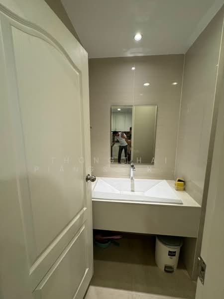 Modern Town, Bangkok, Ekamai Road, Khlong Tan Nua, Watthana, Bangkok, 1 Bedroom, 68 sqm, Condo For Rent, by Thongthai Piangsoonthron, 500293243 - DDproperty.com