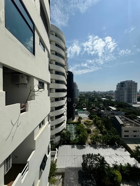 Modern Town, Bangkok, Ekamai Road, Khlong Tan Nua, Watthana, Bangkok, 1 Bedroom, 68 sqm, Condo For Rent, by Thongthai Piangsoonthron, 500293243 - DDproperty.com
