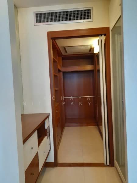 Omni Tower Sukhumvit Nana, Bangkok, 69 Sukhumvit 4 Alley, Khlong Toei, Khlong Toei, Bangkok, 1 Bedroom, 65 sqm, Condo For Sale, by Achaya Nithipanyawong, 500293905 - DDproperty.com