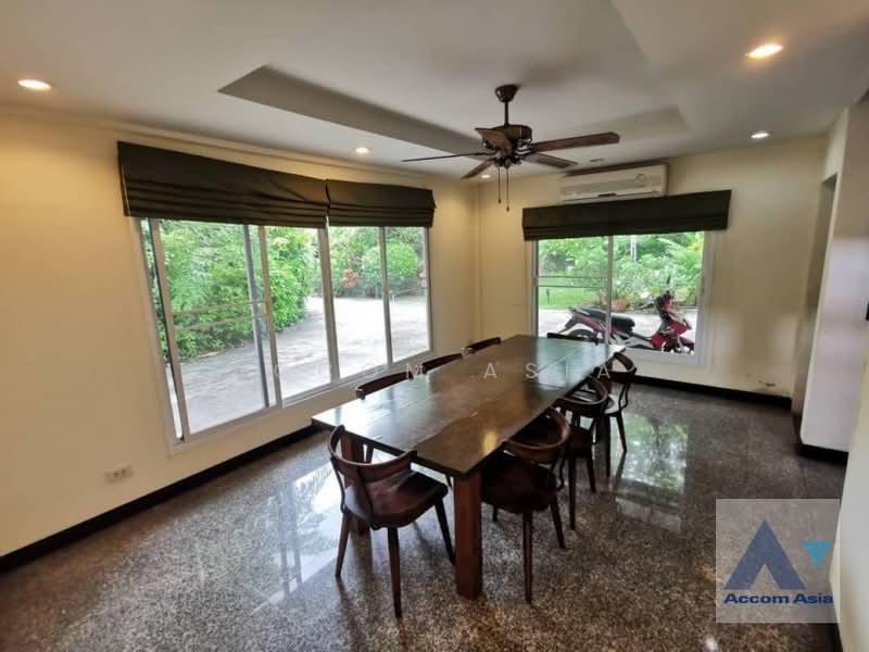 For Rent - Spacious House with Large Garden and Airy Living Space in Sukhumvit, Bangkok