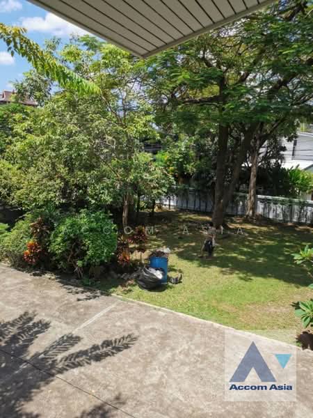 For Rent - Spacious House with Large Garden and Airy Living Space in Sukhumvit, Bangkok