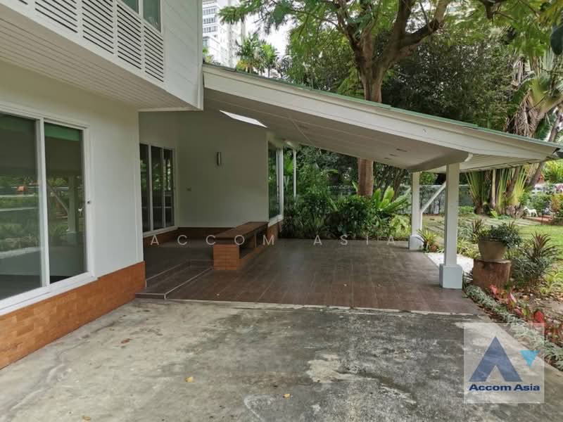For Rent - Spacious House with Large Garden and Airy Living Space in Sukhumvit, Bangkok